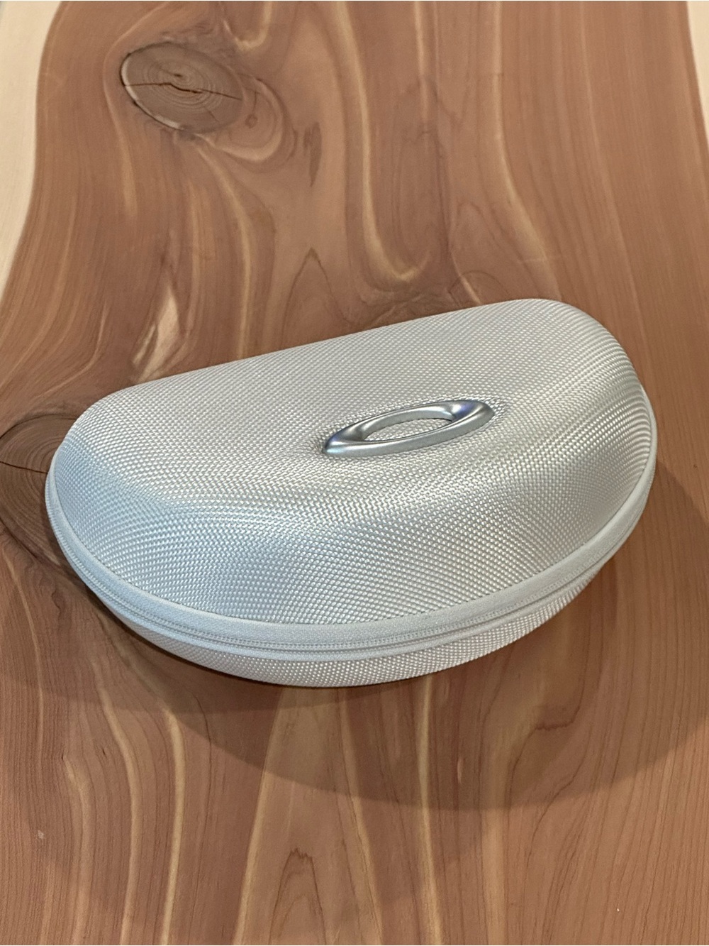 NWT Oakley White Soft Vault Textured Hard Sunglasses Case, Silver Oakley Logo